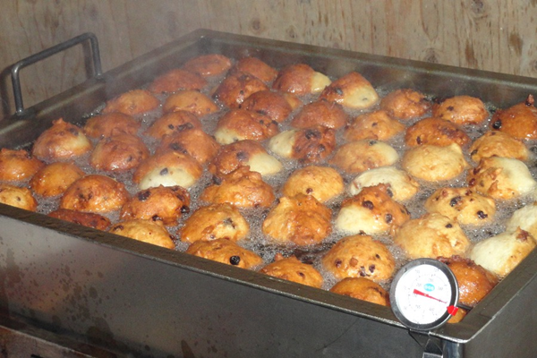 oliebollen bakken in grote oliebollenpan