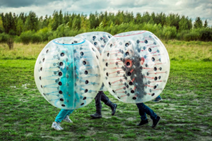 bumperballen attractie spel op een sportdag