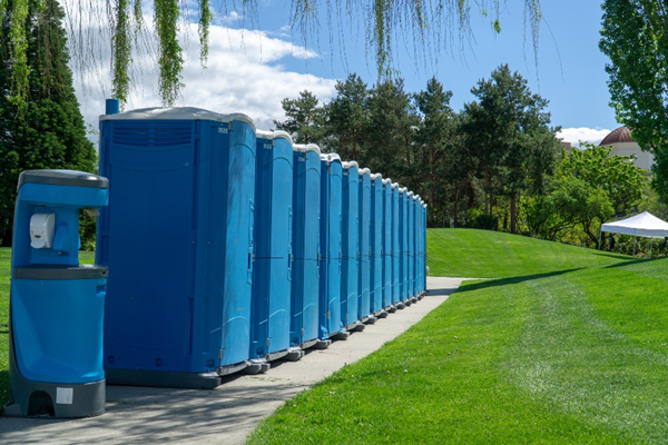 blauwe mobiele toiletten gehuurd bij skippy-rent