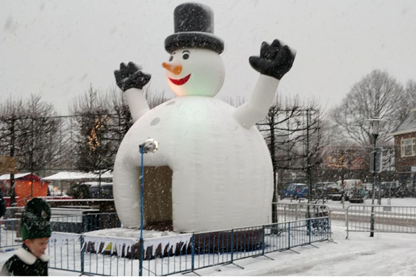 sneeuwpop springkussen om te huren